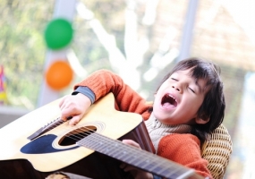 Lý do nên cho trẻ học đàn Guitar