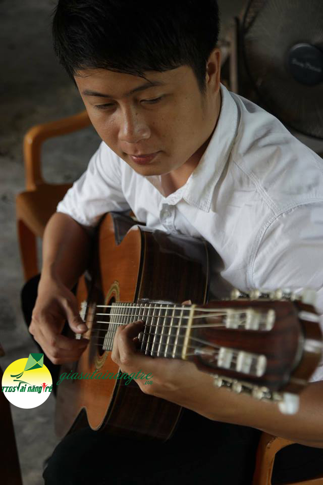 thầy giáo dạy guitar piano 